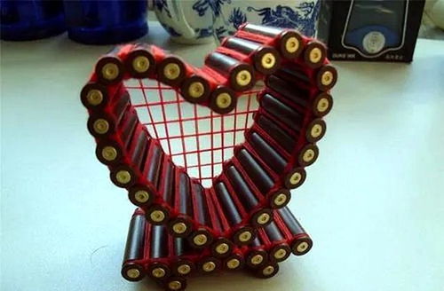 兩山輪戰(zhàn)官兵帶下山的紀念品是些什么 手槍 炮彈 工藝品